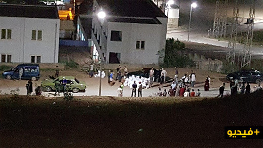 شاهدوا... فوضى عارمة ورشق بالحجارة أثناء توزيع القفف بحي إكوناف بالناظور شاهدوا... فوضى عارمة ورشق بالحجارة أثناء توزيع القفف بحي إكوناف بالناظور