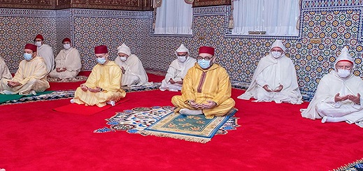 الملك محمد السادس يؤدي صلاة عيد الفطر كسائر المواطنين دون خطبة الملك محمد السادس يؤدي صلاة عيد الفطر كسائر المواطنين دون خطبة
