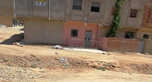 بالصور.. السلطات العمومية تطوق منزل مصاب بكورونا في زايو بحواجز حديدية صبيحة اليعد 