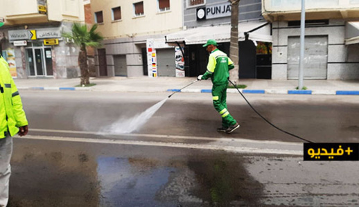 في يوم العيد.. عمال النظافة بالناظور يواصلون تعقيم شوارع وأزقة المدينة