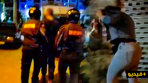 شاهدوا.. صقور الناظور تعتقل شخصا رفقة 3 فتيات على متن سيارة بتهمة السكر والفساد العلني شاهدوا.. صقور الناظور تعتقل شخصا رفقة 3 فتيات على متن سيارة بتهمة السكر والفساد العلني