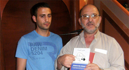 شاب ألماني يعلن إسلامه بمسجد التوحيد بـ "ديتزنباخ" الألمانية شاب ألماني يعلن إسلامه بمسجد التوحيد بـ "ديتزنباخ" الألمانية
