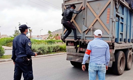 سد أمني للمراقبة يوقف "حراكة" متسللين لشاحنات على الطريق الرابطة بين الناظور وبني انصار سد أمني للمراقبة يوقف "حراكة" متسللين لشاحنات على الطريق الرابطة بين الناظور وبني انصار