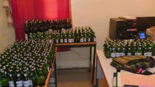 درك زايو يطيح بصيد ثمين ويحجز 1300 قنينة خمر وكمية كبيرة من المخدرات درك زايو يطيح بصيد ثمين ويحجز 1300 قنينة خمر وكمية كبيرة من المخدرات