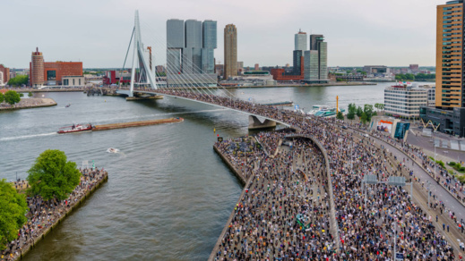 بالفيديو.. الآلاف من سكان روتردام يتحدّون قرار أبوطالب ويتظاهرون ضد العنصرية بالفيديو.. الآلاف من سكان روتردام يتحدّون قرار أبوطالب ويتظاهرون ضد العنصرية