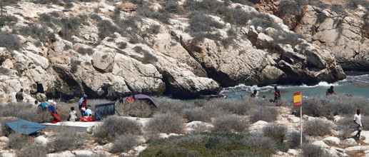 مأساة.. 81 مهاجرا إفريقيا عالقا بصخرة "تييرا" المقابلة لشاطئ الحسيمة مأساة.. 81 مهاجرا إفريقيا عالقا بصخرة "تييرا" المقابلة لشاطئ الحسيمة