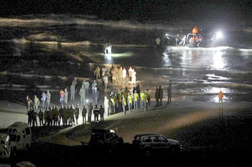 قوات الأمن الإسبانية والمغربية تقدم على ترحيل 81 مهاجرا سريا اقتحموا جزيرة "الصفيحة" المحتلة قوات الأمن الإسبانية والمغربية تقدم على ترحيل 81 مهاجرا سريا اقتحموا جزيرة "الصفيحة" المحتلة