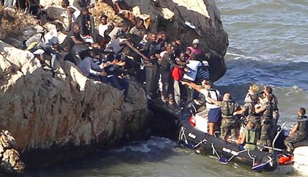 قوات الأمن الإسبانية والمغربية تقدم على ترحيل 81 مهاجرا سريا اقتحموا جزيرة "الصفيحة" المحتلة قوات الأمن الإسبانية والمغربية تقدم على ترحيل 81 مهاجرا سريا اقتحموا جزيرة "الصفيحة" المحتلة