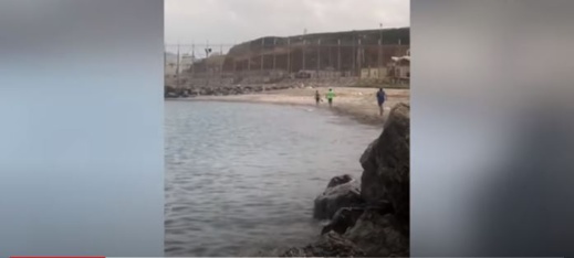 بالفيديو.. عبور ثلاثة مغاربة من سبتة إلى المغرب سباحةً أمام الحرس الإسباني بالفيديو.. عبور ثلاثة مغاربة من سبتة إلى المغرب سباحةً أمام الحرس الإسباني