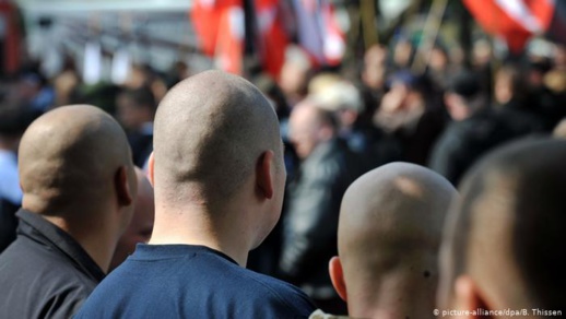 النازيون الجدد.. شباب ألمان يتدربون على القتال واستخدام الأسلحة بمعسكرات روسية النازيون الجدد.. شباب ألمان يتدربون على القتال واستخدام الأسلحة بمعسكرات روسية