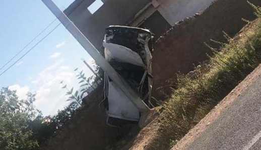 بالصور.. سيارة خفيفة تصطدم بعمود إنارة على مستوى الطريق الرابط بين ابن الطيب والدريوش  بالصور.. سيارة خفيفة تصطدم بعمود إنارة على مستوى الطريق الرابط بين ابن الطيب والدريوش