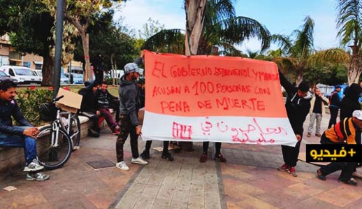 عشرات المغاربة "العالقين" بمليلية يحتجون على التماطل في ترحيلهم إلى الناظور عشرات المغاربة "العالقين" بمليلية يحتجون على التماطل في ترحيلهم إلى الناظور