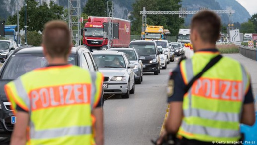 ألمانيا تنهي الرقابة المفروضة على حدودها مع الدول الأوروبية ابتداء من الثلاثاء ألمانيا تنهي الرقابة المفروضة على حدودها مع الدول الأوروبية ابتداء من الثلاثاء