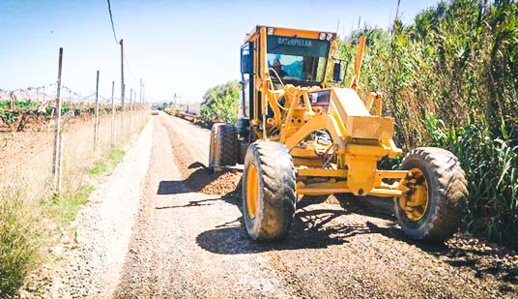 تزفيت طريق قروية بجماعة "بوعرك" لفك العزلة عن الدواوير المجاورة تزفيت طريق قروية بجماعة "بوعرك" لفك العزلة عن الدواوير المجاورة