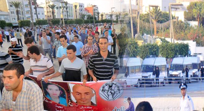 معطلو الحسيمة ينظمون وقفة احتجاجية وسط إنزال أمني مكثف معطلو الحسيمة ينظمون وقفة احتجاجية وسط إنزال أمني مكثف