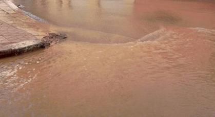 انفجار أنبوب الماء الصالح للشرب أمام ثانوي الإمام مالك بالحسيمة انفجار أنبوب الماء الصالح للشرب أمام ثانوي الإمام مالك بالحسيمة