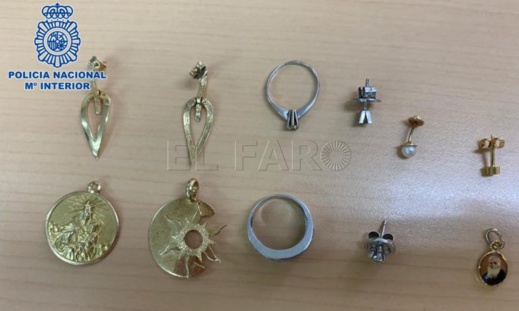 اعتقال مغربية سرقت مجوهرات ثمينة من عائلة بمليلية قاموا بإيوائها بعد إغلاق الحدود اعتقال مغربية سرقت مجوهرات ثمينة من عائلة بمليلية قاموا بإيوائها بعد إغلاق الحدود