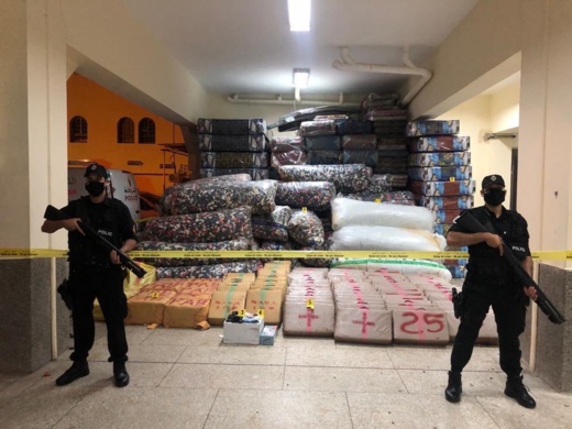 حجز 7 أطنان و200 كلغ من "الشيرا" بضواحي فاس والجديدة خلال عمليتين متفرقتين + صور حجز 7 أطنان و200 كلغ من "الشيرا" بضواحي فاس والجديدة خلال عمليتين متفرقتين + صور