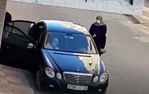 شاهدوا.. اختطاف مسنة تعاني من الشلل النصفي من وسط منزلها ببوعرورو شاهدوا.. اختطاف مسنة تعاني من الشلل النصفي من وسط منزلها ببوعرورو
