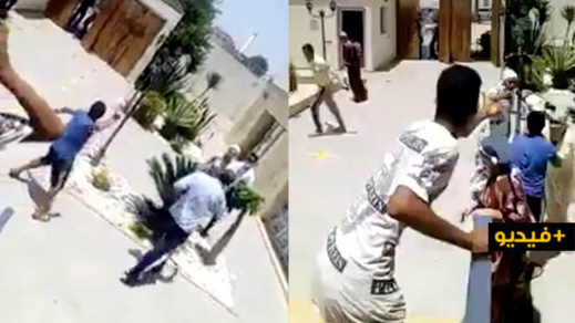 شاهدوا.. فوضى وتراشق بالحجارة داخل مركز لتجميع أشخاص يحتمل اصابتهم بكورونا