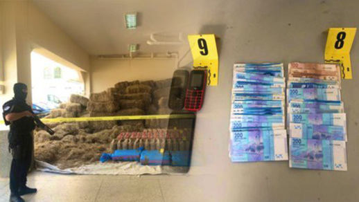 توقيف سائق شاحنة بحوزته طنّان من الحشيش مخبأة داخل رزم التبن توقيف سائق شاحنة بحوزته طنّان من الحشيش مخبأة داخل رزم التبن