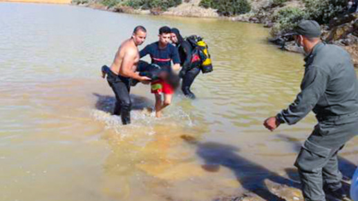 بعد ساعات من البحث.. فرقة "الضفادع" تنتشل جثة شاب من بحيرة بالحسيمة بعد ساعات من البحث.. فرقة "الضفادع" تنتشل جثة شاب من بحيرة بالحسيمة