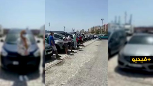 المغاربة العالقون بسياراتهم في الجزيرة الخضراء يناشدون الملك لإعادتهم إلى البلاد المغاربة العالقون بسياراتهم في الجزيرة الخضراء يناشدون الملك لإعادتهم إلى البلاد