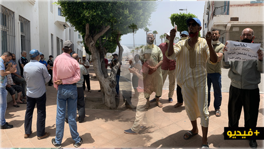"فراشة" يصرخون "باغي نفرش باش نعيش" في وقفة إحتجاجية أمام عمالة الناظور "فراشة" يصرخون "باغي نفرش باش نعيش" في وقفة إحتجاجية أمام عمالة الناظور