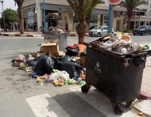 عادت حليمة لعادتها القديمة.. بعض محلات بيع الدجاج والمطاعم ترمي الأزبال دون احترام الشروط المعمول بها