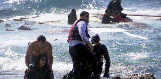 وصول زوجين وطفلهما في قارب أبحر من سواحل الريف إلى إسبانيا وصول زوجين وطفلهما في قارب أبحر من سواحل الريف إلى إسبانيا