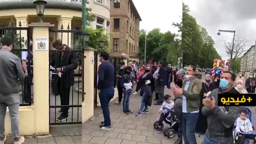 عشرات المغاربة العالقين بألمانيا يحتجون أمام القنصلية المغربية بدوسلدورف عشرات المغاربة العالقين بألمانيا يحتجون أمام القنصلية المغربية بدوسلدورف