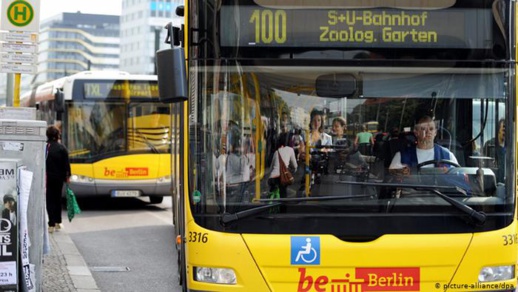 هيأة نقل ألمانية تبتكر طريقة مُضحكة لجعل ركابها يضعون كماماتهم بالطريقة الصحيحة هيأة نقل ألمانية تبتكر طريقة مُضحكة لجعل ركابها يضعون كماماتهم بالطريقة الصحيحة