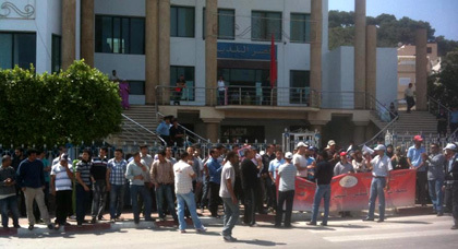 أمن الحسيمة يدخل بالقوة لمنع معطلي الحسيمة من تنظيم اعتصام في بهو البلدية أمن الحسيمة يدخل بالقوة لمنع معطلي الحسيمة من تنظيم اعتصام في بهو البلدية