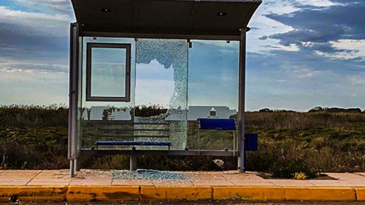 بالصور.. أيادي التخريب تطال محطات وقوف الحافلات بالعروي وأركمان بالصور.. أيادي التخريب تطال محطات وقوف الحافلات بالعروي وأركمان