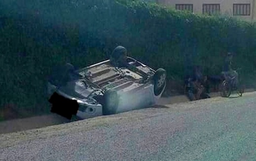 الدريوش.. نجاة سائق سيارة من موت محقق بعد انقلاب سيارته بالطريق الرابطة بين تفرسيت وتمسمان