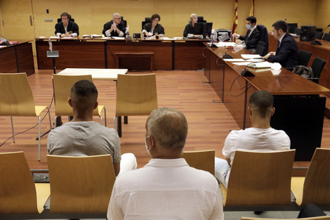 مغربيان مهدّدان بـ9 سنوات سجنا لمشاركتهما في أعمال شغب خلال احتجاجات كاتالونيا مغربيان مهدّدان بـ9 سنوات سجنا لمشاركتهما في أعمال شغب خلال احتجاجات كاتالونيا