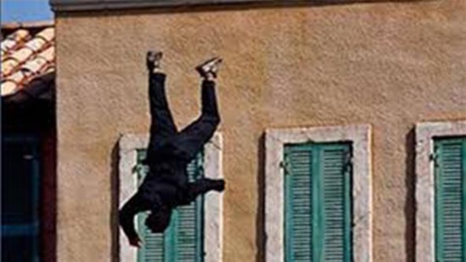 العروي.. شخص ينتحر بإلقاء نفسه من الطابق الثاني وتأخر الإسعاف يسائل الجهات المسؤولة
