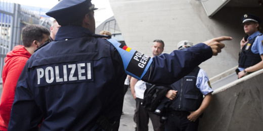شرطة ألمانيا تطارد شخصا "مسلحا" استولى على الأسلحة الوظيفية لشرطيين