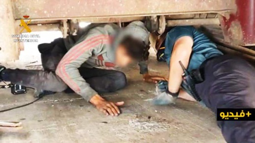 شاهدوا.. انتشال 8 مهاجرين سريين من تحت أطنان الخردة