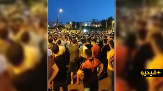 فيديو.. محتجّون في طنجة يقطعون الطريق في بني مكادة بعد قرار الإغلاق