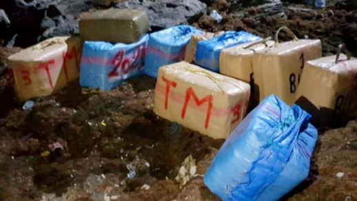 شاطئ "كابونيكرو" يلفظ كميات ضخمة من "الشيرا" استنفرت أجهزة الأمن شاطئ "كابونيكرو" يلفظ كميات ضخمة من "الشيرا" استنفرت أجهزة الأمن