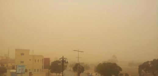 عاصفة رملية حمراء تجتاح مدينة وجدة عاصفة رملية حمراء تجتاح مدينة وجدة