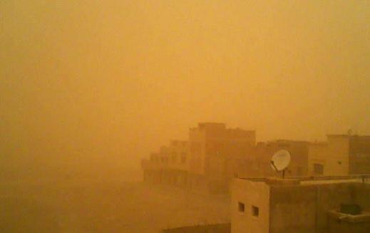 عاصفة رملية حمراء تجتاح مدينة وجدة عاصفة رملية حمراء تجتاح مدينة وجدة