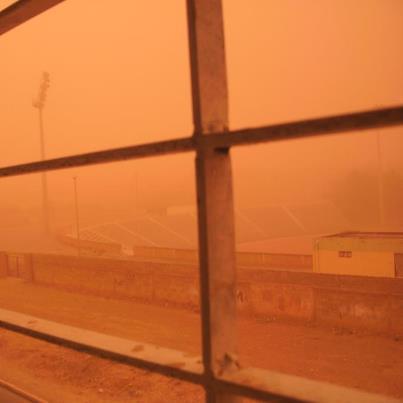 عاصفة رملية حمراء تجتاح مدينة وجدة عاصفة رملية حمراء تجتاح مدينة وجدة