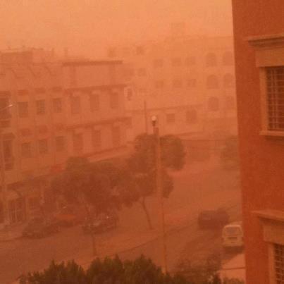 عاصفة رملية حمراء تجتاح مدينة وجدة عاصفة رملية حمراء تجتاح مدينة وجدة