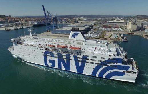 رئيس الحكومة يوضّح كيف مُنعت باخرة "موبوءة" بفيروس كورونا من الرسو بميناء طنجة رئيس الحكومة يوضّح كيف مُنعت باخرة "موبوءة" بفيروس كورونا من الرسو بميناء طنجة