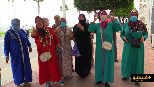 قاطنات بحي الناموس يحتجن أمام عمالة الناظور بعد سحب عدادات الكهرباء من منازلهم وحرمانهم من دعم صندوق كورونا قاطنات بحي الناموس يحتجن أمام عمالة الناظور بعد سحب عدادات الكهرباء من منازلهم وحرمانهم من دعم صندوق كورونا