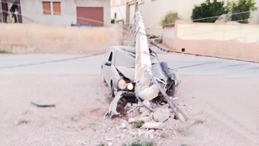 الألطاف الإلهية تحول دون وقوع كارثة قرب أزغنغان بعد اصطدام سيارة بعمود كهربائي من الضغط العالي الألطاف الإلهية تحول دون وقوع كارثة قرب أزغنغان بعد اصطدام سيارة بعمود كهربائي من الضغط العالي