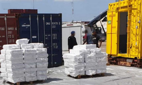 ضابط مغربي سابق "أغرق" هولندا بأطنان من الكوكايين يواجه حكما بالسجن 12 سنة ضابط مغربي سابق "أغرق" هولندا بأطنان من الكوكايين يواجه حكما بالسجن 12 سنة