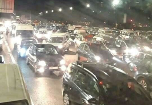 ناظوريون يقضون "ليلة سوداء" بسبب قرار منع التنقل من وإلى المدن "الموبوءة" ناظوريون يقضون "ليلة سوداء" بسبب قرار منع التنقل من وإلى المدن "الموبوءة"